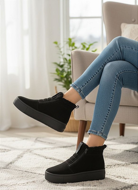 Bota Pelinho Preta Sola Preta - omundodassapatilhas.com.br Bota Pelinho Preta Sola Preta - omundodassapatilhas.com.br