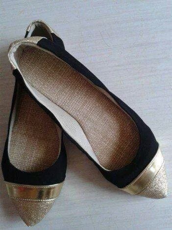 Sapatilha preta do bico dourado - Quero uma sapatilha!