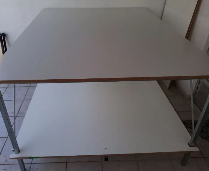 Mesa de corte con entrepaño  Atelier de costura, Canto da costura, Móveis  industriais