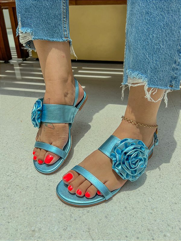 Sandália Kerry Metalizada Azul Celeste com Rosas