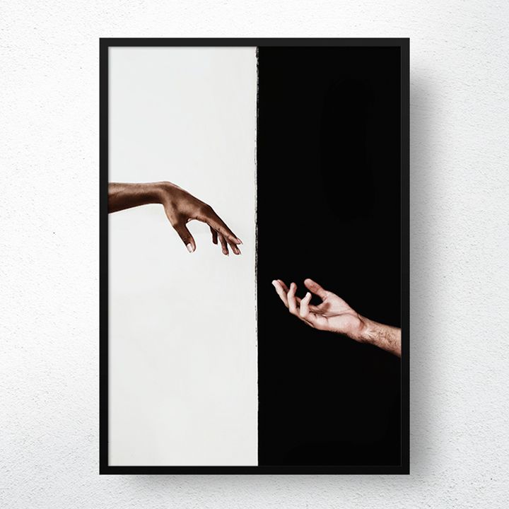 Quadro decorativo com negro e branco de mãos dadas - Postarte Quadros