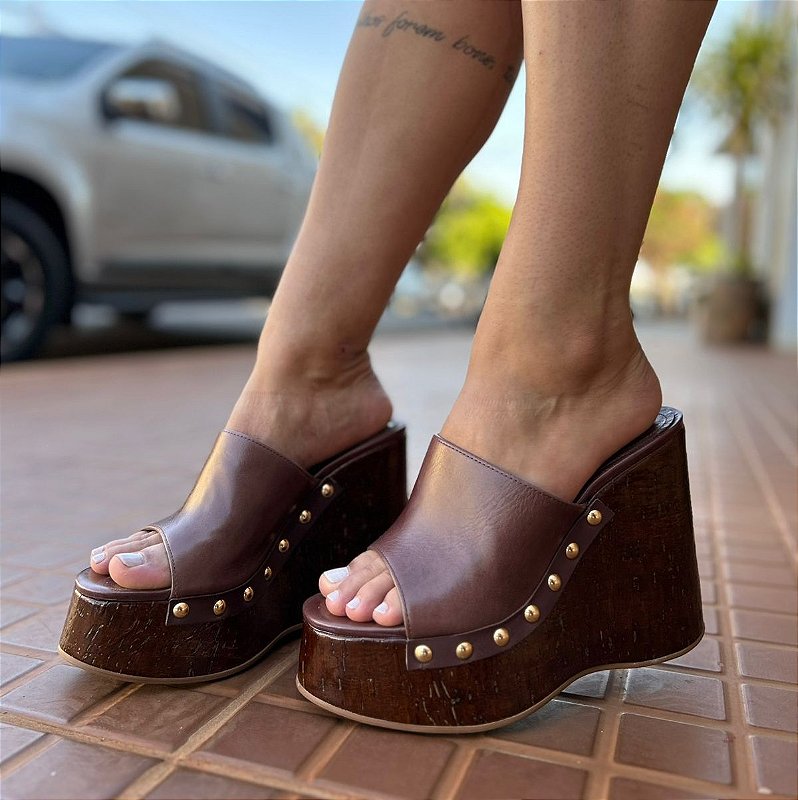Sandália Anabela Camurça Cortiça Tachas Marrom SCHUTZ
