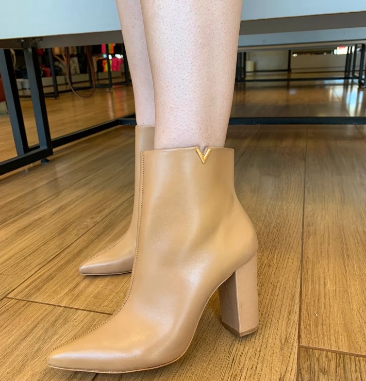 SCHUTZ BOTA SALTO ALTO BICO FINO SIMBOLO EM V