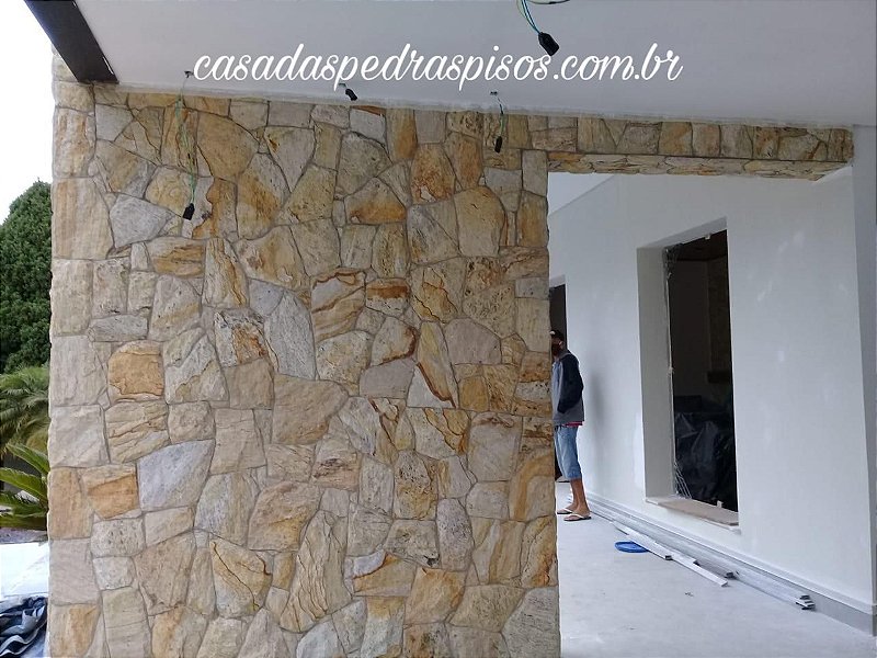 Komtelhas - Pedra Madeira Amarela utilizada para revestimento de muro e  Pedra Portuguesa branca e preta utilizada na calçada. Essas e outras pedras  você só encontra na Komtelhas! ☎️: (17) 3522-7799 📍Rua