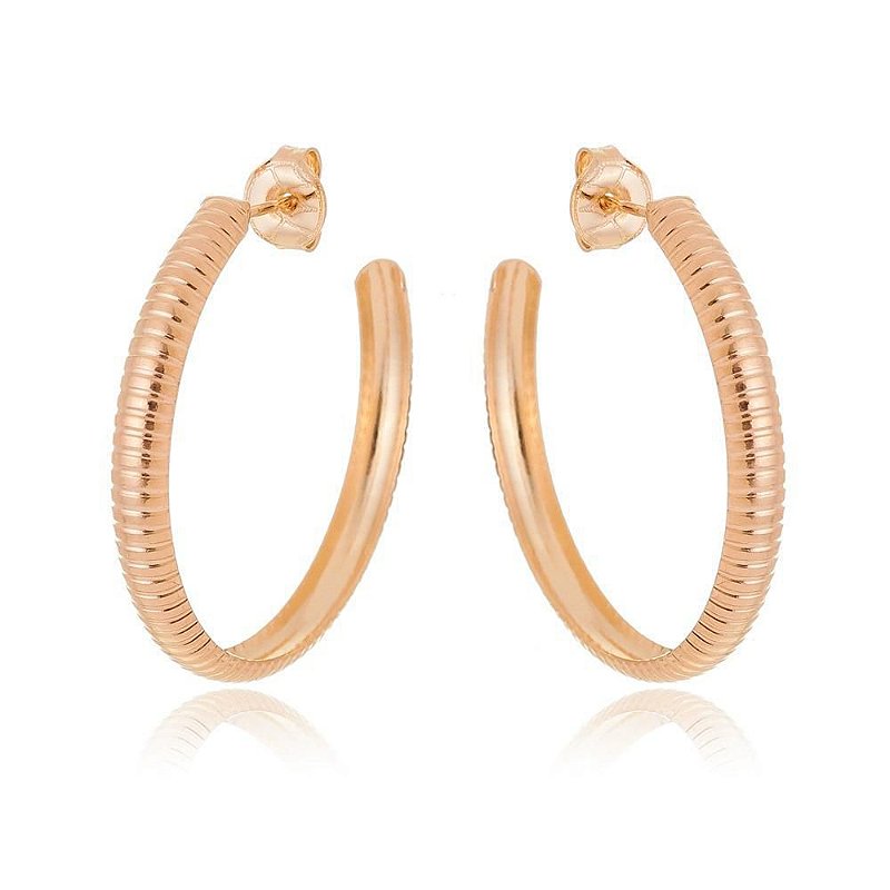 Argola trabalhada folheada a ouro 18k