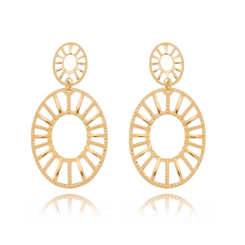 Brinco oval trabalhado folheado a ouro 18k