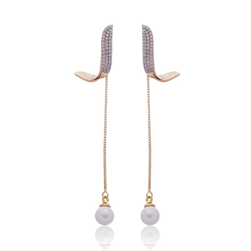 Brinco com zircônias e pérola folheado a ouro 18k