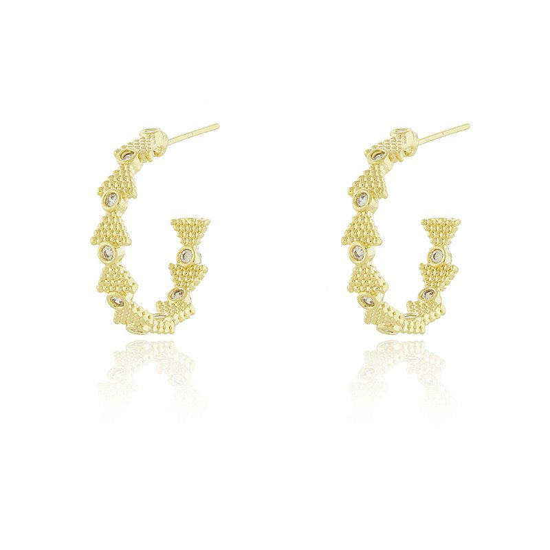Argola triangular com zircônias folheada a ouro 18k