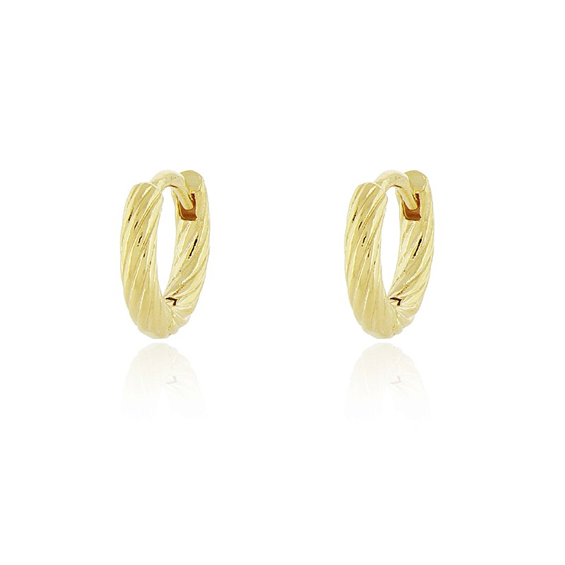 Argola pequena texturizada folheada a ouro 18k