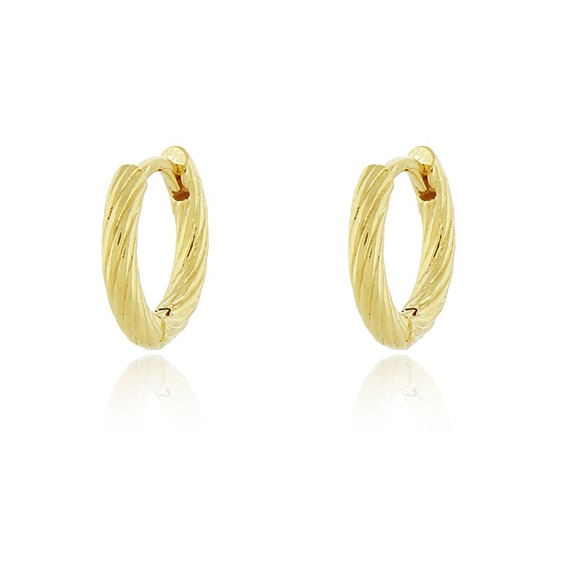Argola média texturizada folheada a ouro 18k