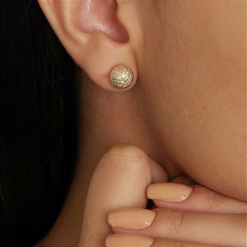 Brinco bola trabalhada folheado a ouro 18k