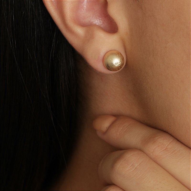Brinco fosco folheado a ouro 18k