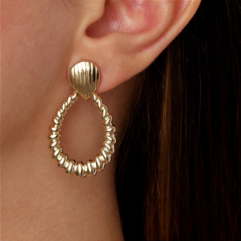 Brinco trabalhado folheado a ouro 18k