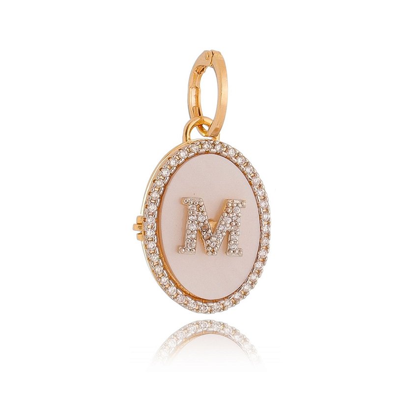 Pingente relicário de letra folheado a ouro 18k