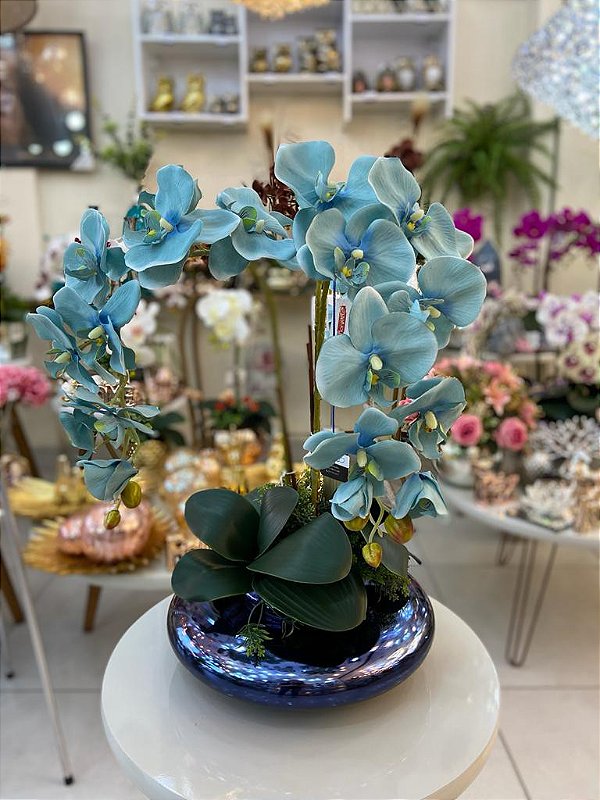 Arranjo de Orquídeas (Toque real - lavável) - Vaso Azul Vidro/Flores Azuis  - Lustres Karoline
