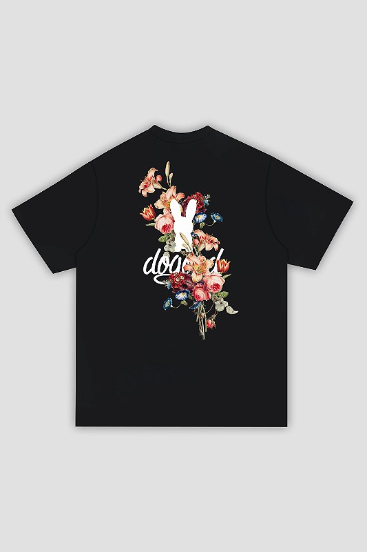 camiseta-preta-logo-flores-