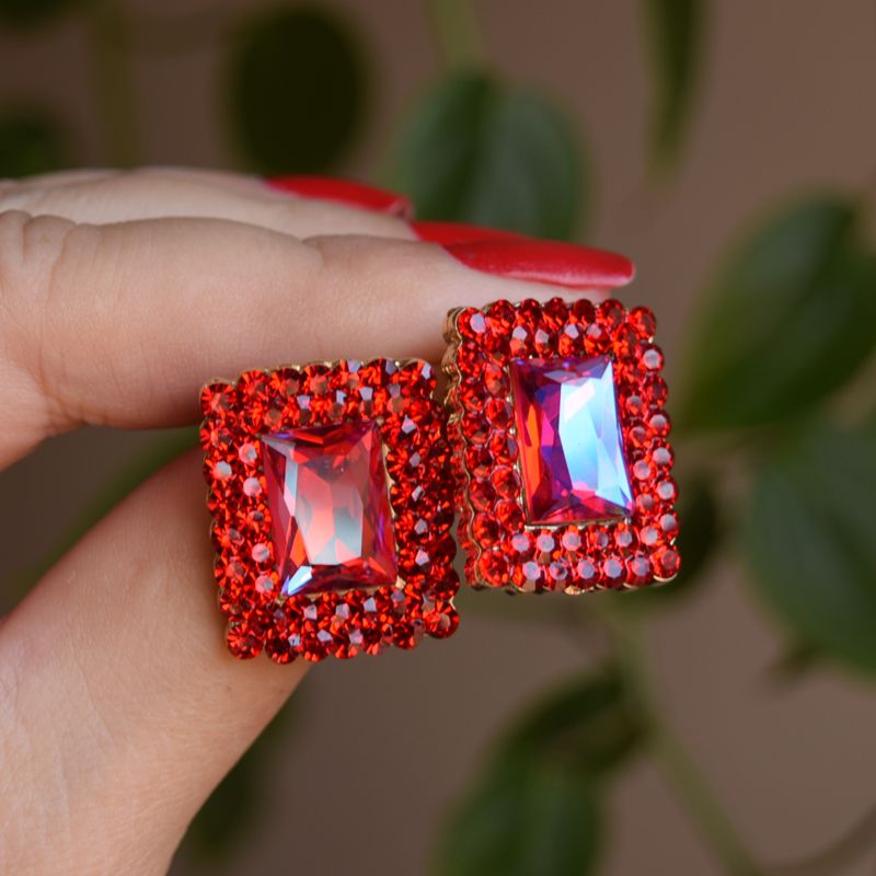 Brinco retangular Leticia Sarabia cristais vermelho dourado - Muzazen  Semijoias e Acessórios de Moda