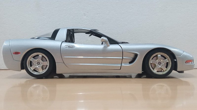 Burago - Chevrolet Corvette C5 1997 - 1/18 (Sem Caixa) - HTC