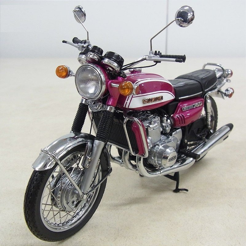 Minichamps - Suzuki GT 750 1973 - 1/12 - HTC - MODELISMO