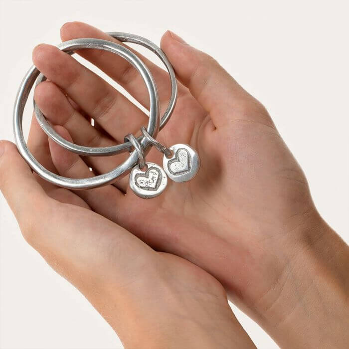 Pulseira duas argolas dois pingentes coração