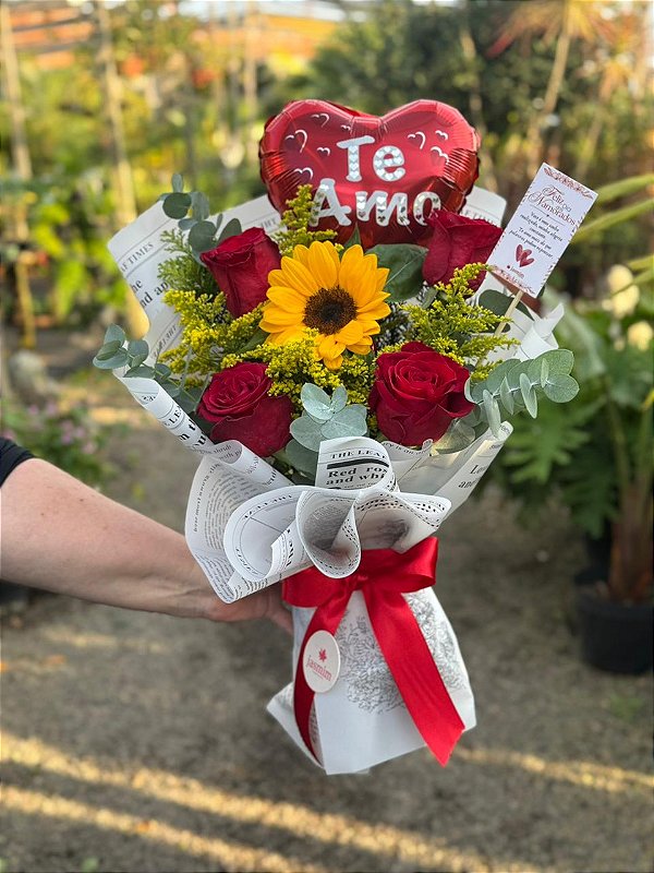 Arranjo Romance Com Rosas e Girassol