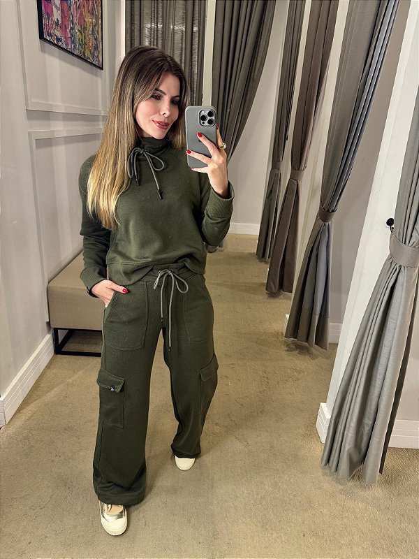 CALVIN KLEIN JEANS CALÇA MOLETOM WIDE BOLSOS CARGO MILITAR