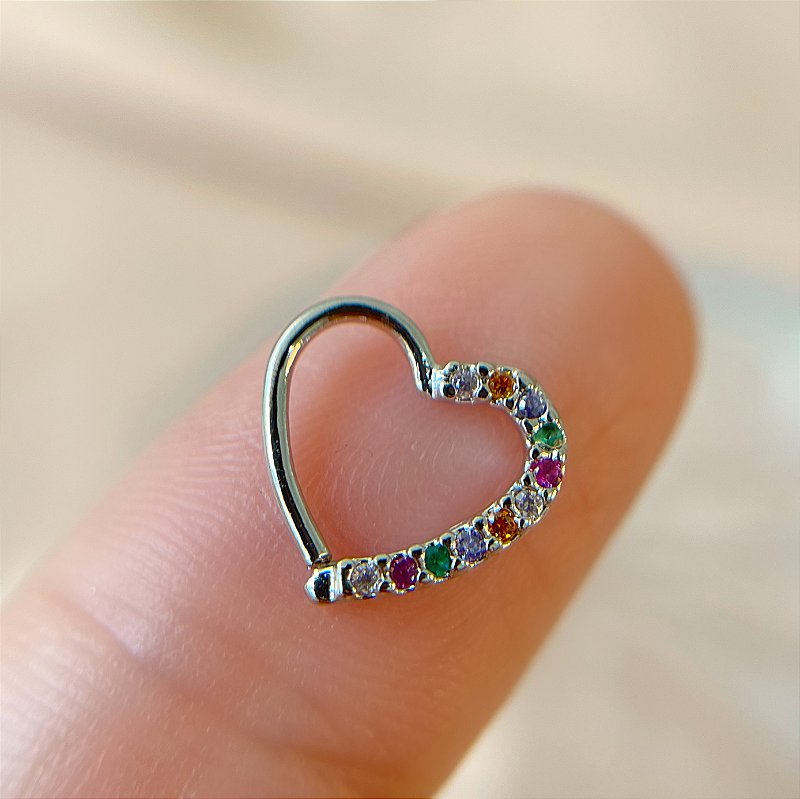 PIERCING CARTILAGEM / DAITH CORAÇÃO METADE ZIRCÔNIA COLORIDA 8MM FOLHEADO A RÓDIO SEMIJOIA PARA ATUALIZAÇÃO⭐️