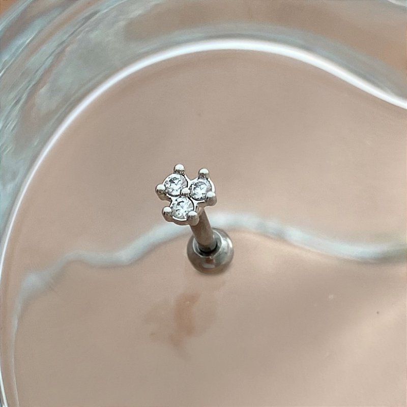 PIERCING TRÁGUS / CARTILAGEM AÇO 316L TRIO NANO ZIRCÔNIAS 6MM FOLHEADO A RÓDIO SEMIJOIA PARA ATUALIZAÇÃO⭐️