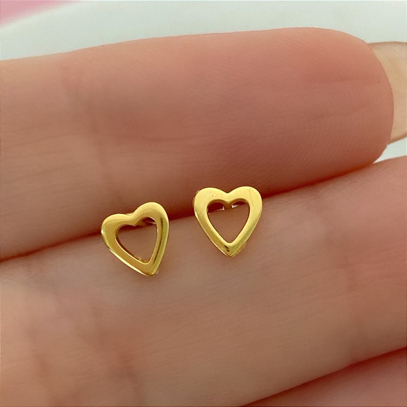BRINCO CORAÇÃO VAZADO TARRAXA BABY FOLHEADO A OURO 18K⭐