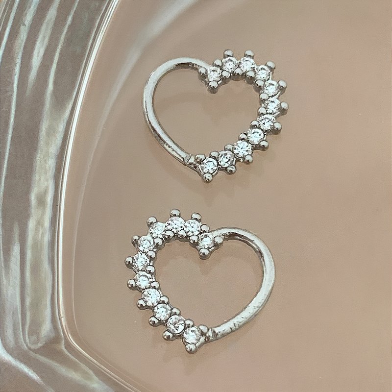 PIERCING CARTILAGEM CORAÇÃO LATERAL ZIRCÔNIAS 6MM HASTE AÇO 316L FOLHEADO A RÓDIO SEMIJOIA PARA ATUALIZAÇÃO⭐️