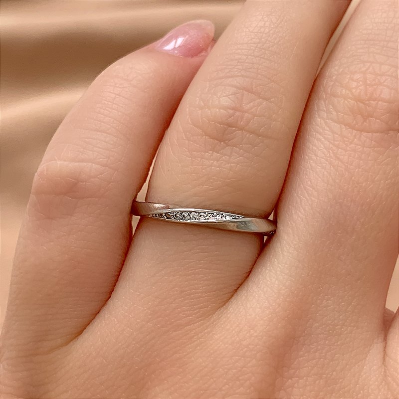 ANEL FIO TORCIDO DETALHE ZIRCÔNIAS PRATEADO BIJU