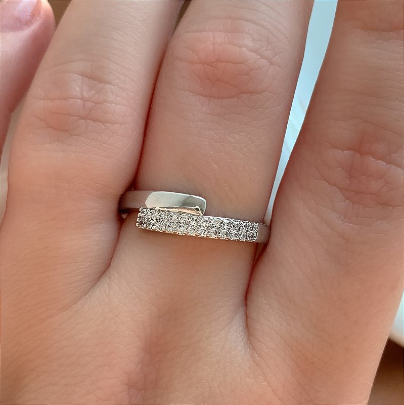 ANEL FIOS ENCONTRADOS LISO E ZIRCÔNIAS PRATEADO BIJU