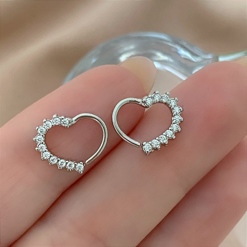 PIERCING CARTILAGEM CORAÇÃO ACHATADO ZIRCÔNIAS 9MM AÇO 316L FOLHEADO A RÓDIO SEMIJOIA PARA ATUALIZAÇÃO⭐️