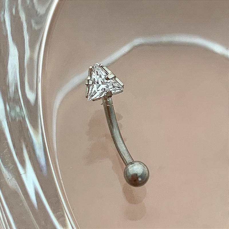 PIERCING ÍNTIMO TRIÂNGULO ZIRCÔNIA 8MM AÇO 316L FOLHEADO A RÓDIO SEMIJOIA PARA ATUALIZAÇÃO⭐️