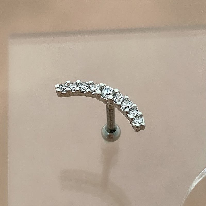 PIERCING CARTILAGEM FILEIRA ZIRCÔNIAS CURVADA 7MM HASTE AÇO 316L FOLHEADO A RÓDIO SEMIJOIA PARA ATUALIZAÇÃO⭐️