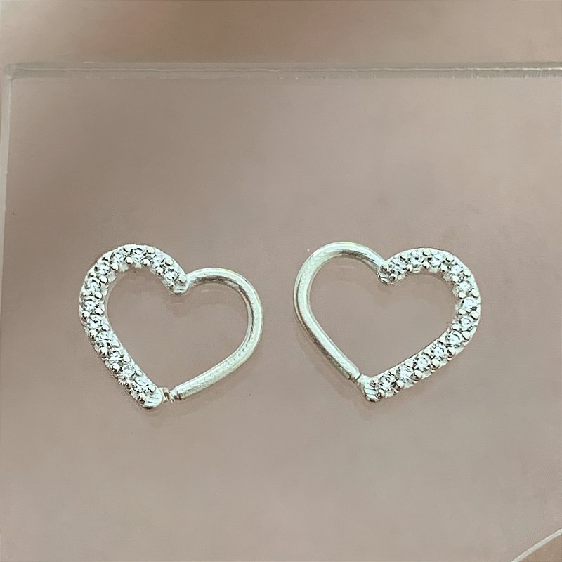 PIERCING CARTILAGEM CORAÇÃO METADE ZIRCÔNIAS 8MM PRATA 925 SEMIJOIA PARA ATUALIZAÇÃO⭐️