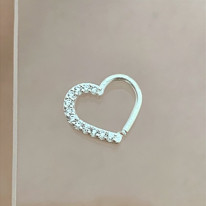 PIERCING CARTILAGEM CORAÇÃO METADE ZIRCÔNIAS 8MM PRATA 925 SEMIJOIA PARA ATUALIZAÇÃO⭐️