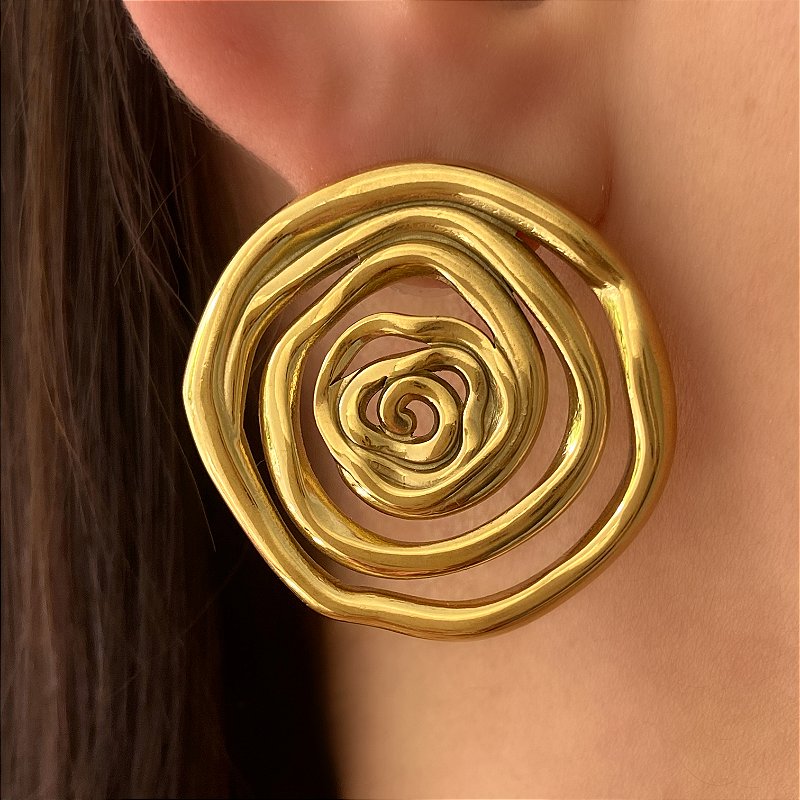 BRINCO FLOR ROSA VAZADA DOURADO AÇO 316L⭐️