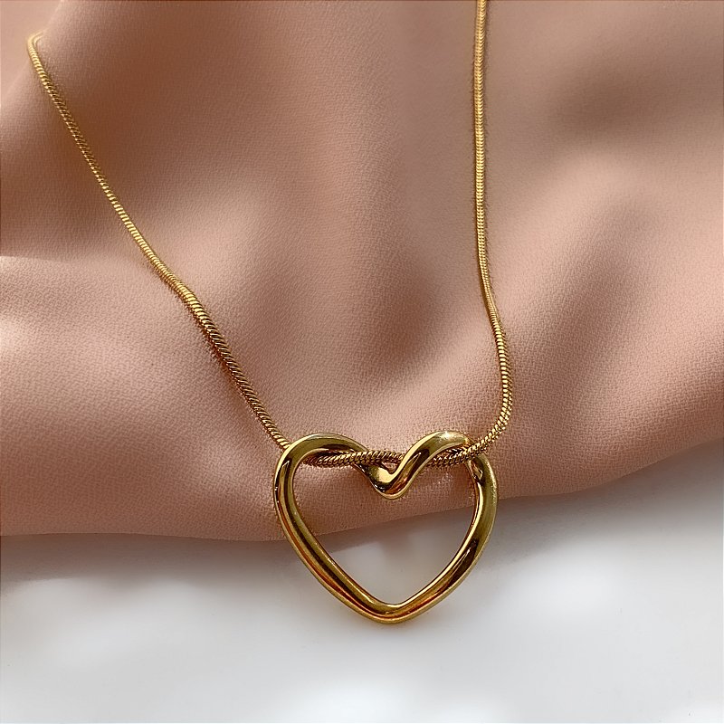 COLAR PINGENTE CORAÇÃO ENTRELAÇADO DOURADO AÇO 316L⭐️