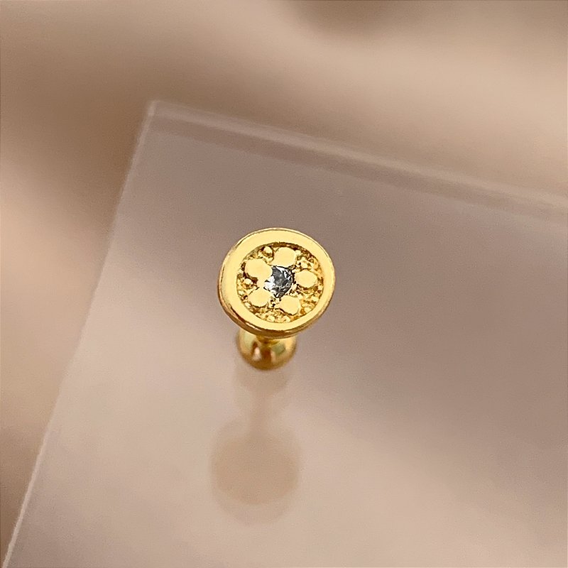 PIERCING CARTILAGEM CÍRCULO FLORZINHA 6MM AÇO 316L FOLHEADO A OURO 18K SEMIJOIA PARA ATUALIZAÇÃO⭐️