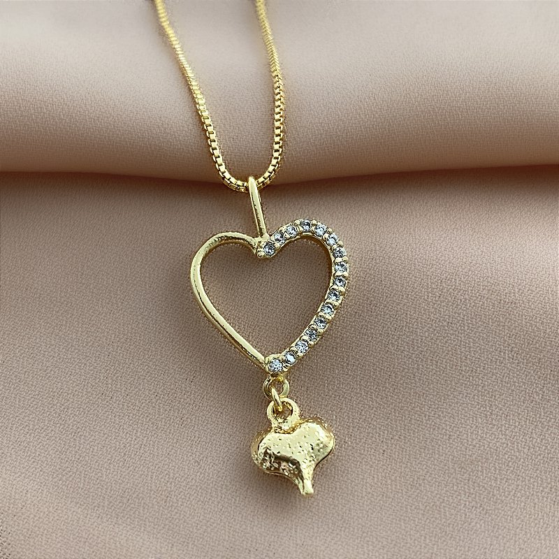 COLAR CORAÇÃO VAZADO METADE ZIRCÔNIAS E CORAÇÃO TEXTURIZADO FOLHEADO A OURO 18K⭐️