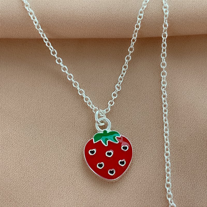 COLAR INFANTIL MORANGUINHO ESMALTADO FOLHEADO A PRATA⭐️