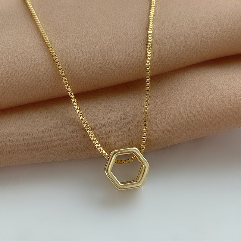 COLAR PINGENTE HEXÁGONO FOLHEADO A OURO 18K⭐️