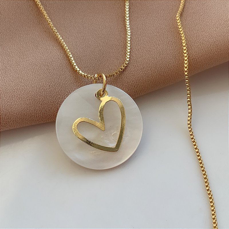 COLAR PLAQUINHA MADREPÉROLA E CORAÇÃO FOLHEADO A OURO 18K⭐
