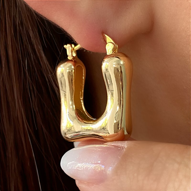 BRINCO ARGOLA QUADRADA ONDULADA FECHO ITALIANO BIJU