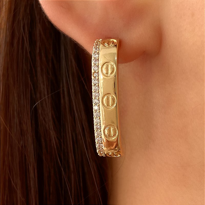 BRINCO ALONGADO DESENHADO FIO ZIRCÔNIAS  BIJU