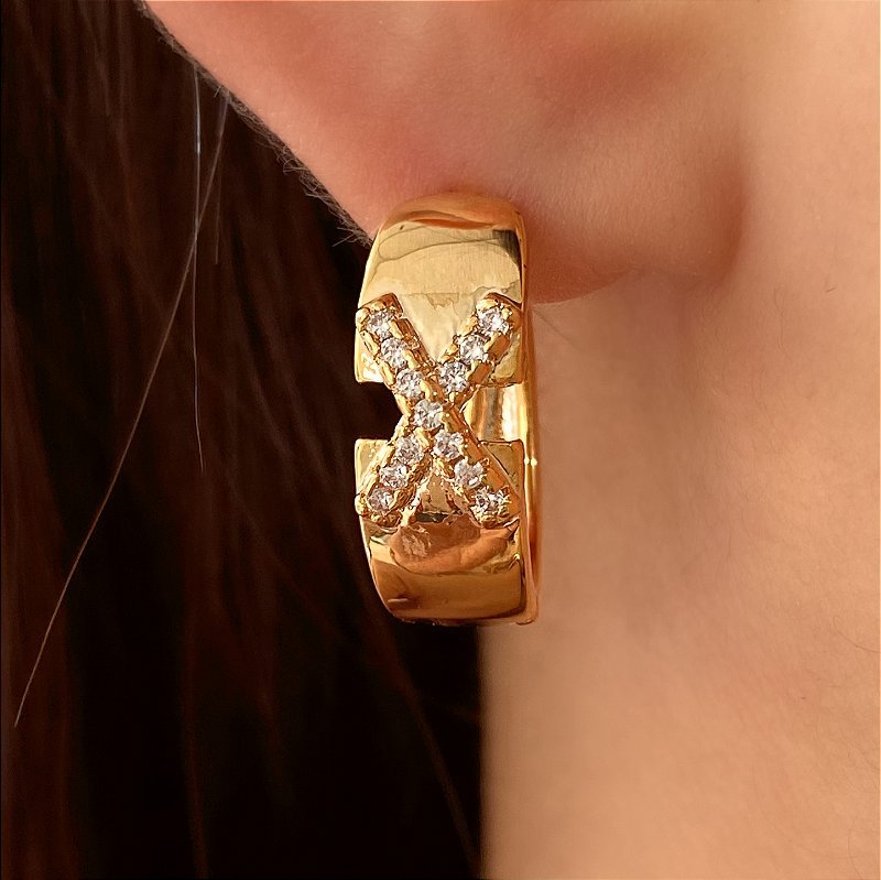 BRINCO ARGOLINHA OVAL DETALHE "X" ZIRCÔNIAS BIJU