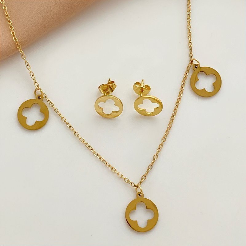 COLAR E BRINCO KIT PINGENTES PLAQUINHAS TREVOS VAZADOS DOURADO AÇO 316L⭐️