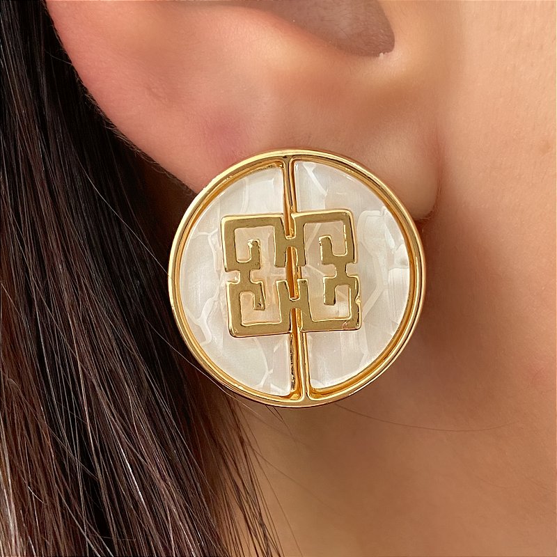 BRINCO CÍRCULO ESMALTADO DESENHO RELEVO DOURADO BIJU