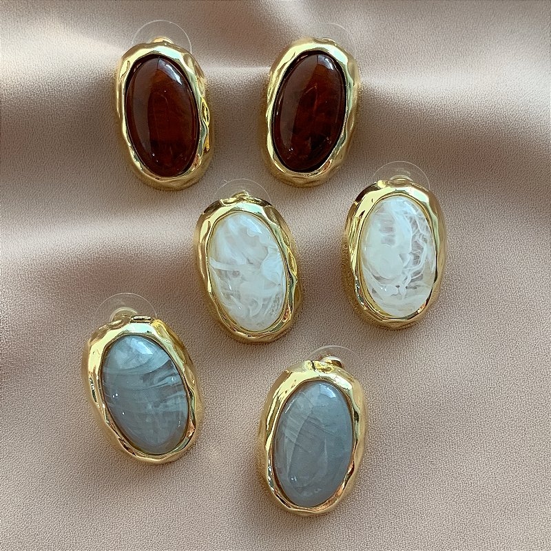 BRINCO OVAL RESINADO MESCLADO BORDA DETALHADA G2 DOURADO BIJU